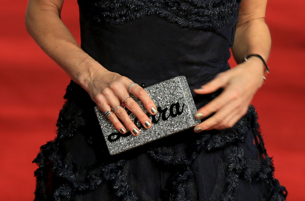 Pormenor da carteira da modelo Laura Bailey(REUTERS/Paul Hackett)