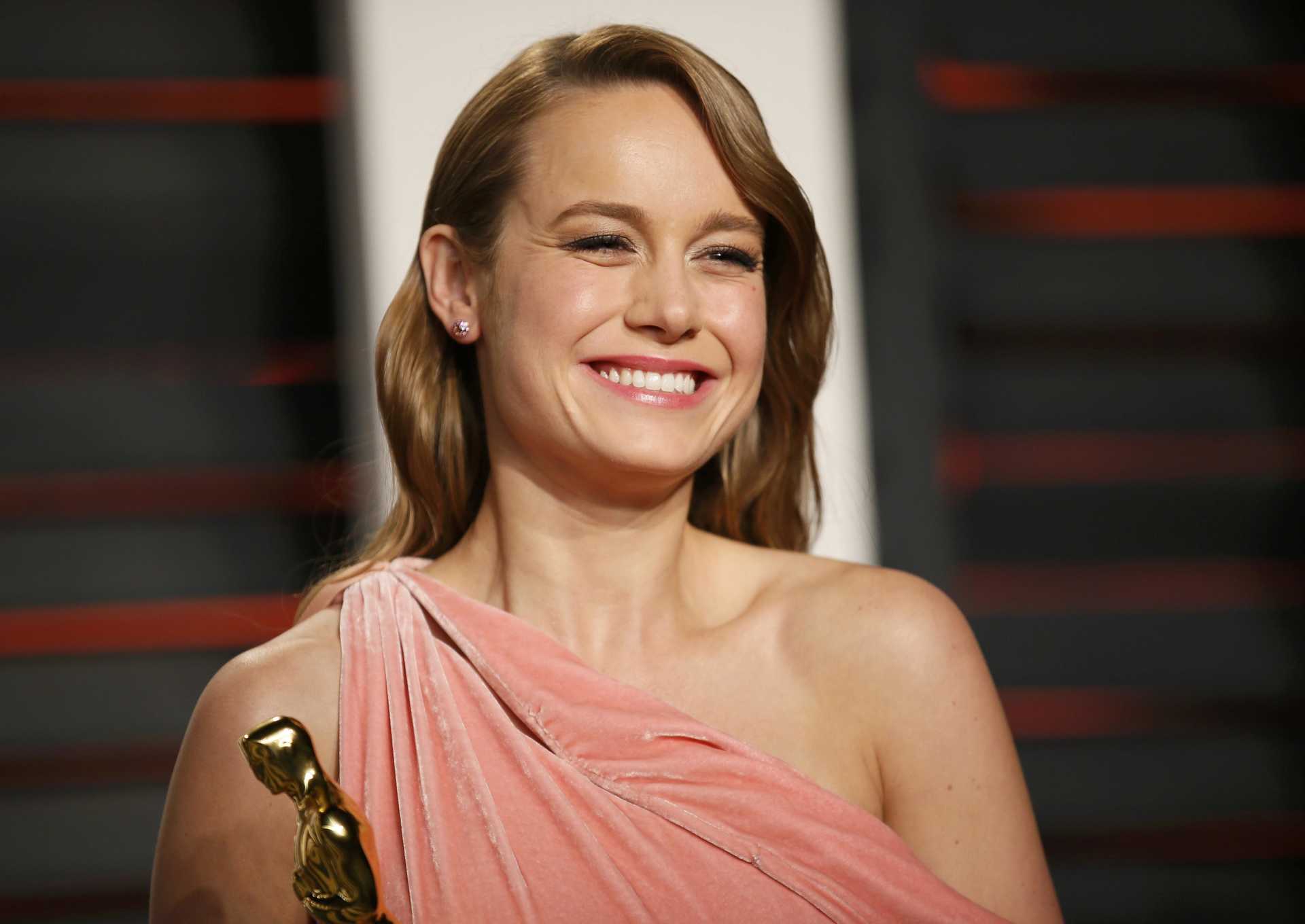 Brie Larson holds her award for Best Actress in a Leading Role during the Vanity Fair Oscar Party in Beverly Hills