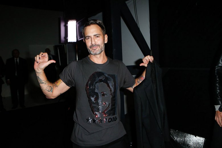 Marc Jacobs exibe a sua T-shirt inspirada "na questão da igualdade".