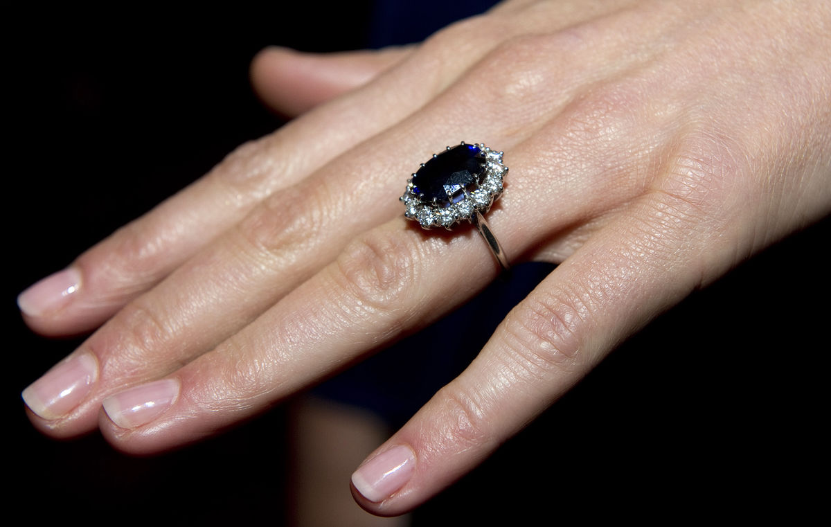 15 anéis de noivado mais bonitos do mundo. Kate Middleton shows her engagement ring given by her fiance Britain's Prince William in London
