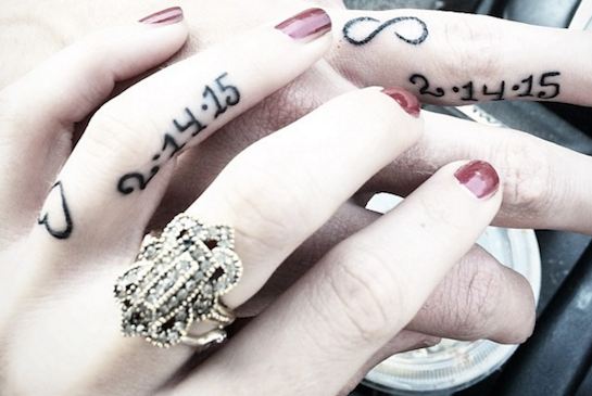Esqueça os anéis de comprometido, a moda é tatuar os dedos