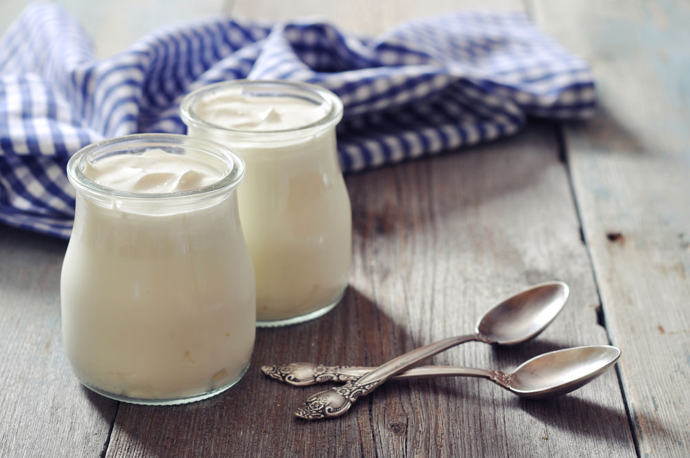 Iogurte. Prefira iogurte grego natural se procura uma alimentação saudável. Assim evita os que têm açúcar e vai consumir ácido linoleico conjugado, que ajuda na perda de gordura (Foto: Shutterstock)