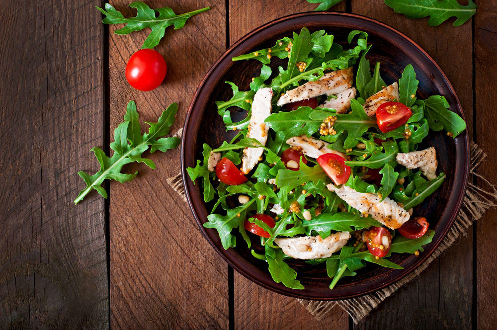 Salada. Não precisa de parar de comer saladas, mas o segredo é misturar folhas verdes com proteína – salmão, frango ou hambúrguer de peru –, uma porção de grãos integrais, vegetais frescos e um pouco de azeite, por exemplo (Foto: Shutterstock)