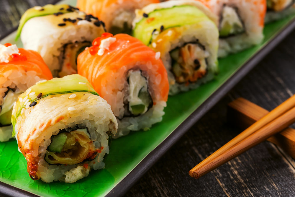 Sushi. As peças de sushi são pequenas mas contêm muitas calorias – um rolinho pode ter até 500 calorias e três porções de hidratos de carbono. E mais uma vez por serem pequenas, podemos comer sem parar. O ideal é comer primeiro uma sopa de miso ou uma salada com gengibre (Foto: Shutterstock)