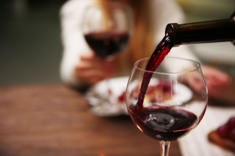 Vinho tinto. Pode até ser saudável beber um copo de vinho à refeição. Mas o ideal é começar a beber só depois de estar a meio das entradas – diminui a hipótese de querer avançar para um segundo copo (Foto: Shutterstock)