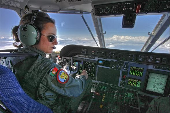 a tenente-coronel Diná Azevedo como assessora militar por parte da Força Aérea Portuguesa