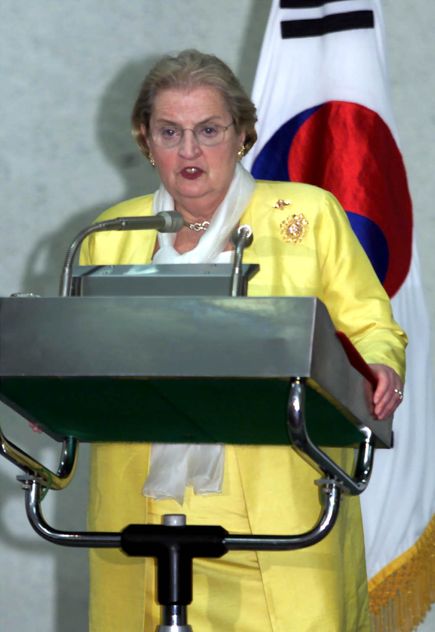 US SECRETARY OF STATE ALBRIGHT SPEAKS DURING A NEWS CONFERENCE IN SEOUL.