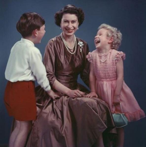 1954_ com os filhos principe carlos e Princesa ana