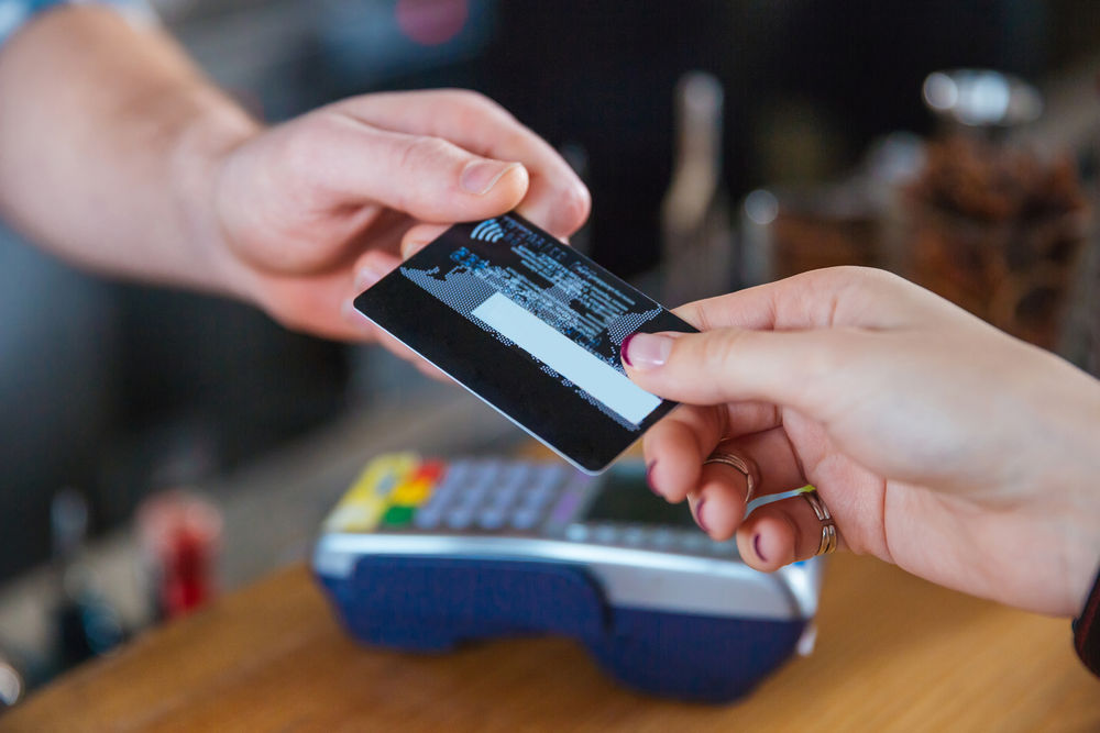 4. Use o cartão de crédito no período em que ainda não paga juros (normalmente entre 20 a 50 dias). O limite do cartão de crédito deve ser de, no máximo, metade do seu salário. Evite ter mais do que um cartão de crédito.