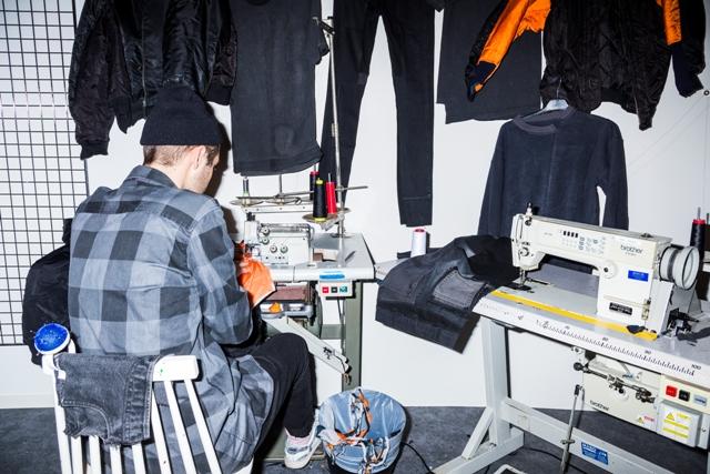 A marca sueca Cheap Monday lança pela primeira vez uma coleção cápsula feita a partir de roupa reutilizada. São 500 peças inteiramente feitas à mão no estúdio original da marca em Estocolmo.