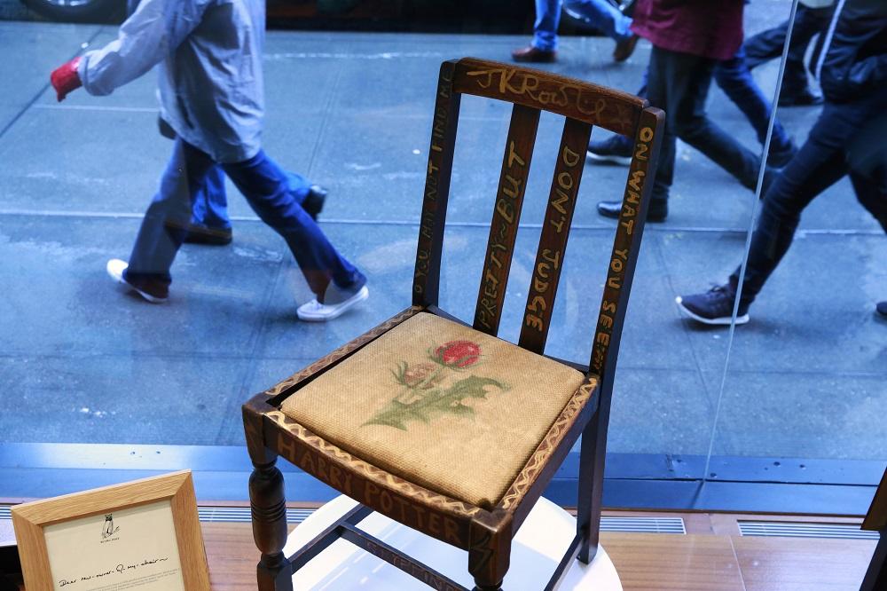 Cadeira de J. K. Rowling para escrever Harry Potter vendida por 350 mil euros