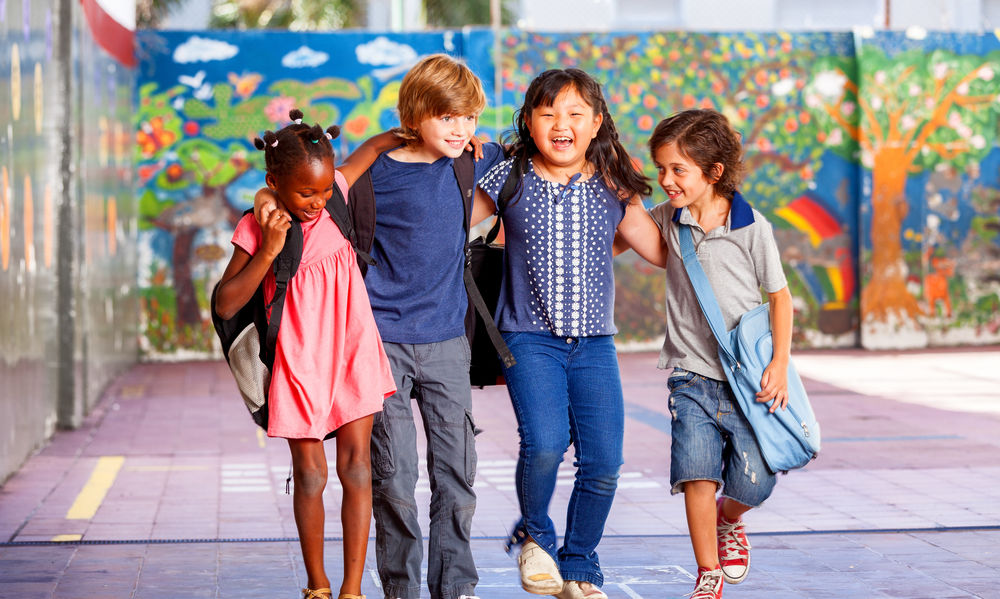 Escola primária de Geelong, na Austrália, proíbe abraços. Às crianças foi dito para encontrarem outras formas de demonstrarem os afetos.