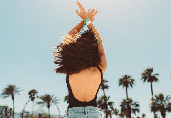 Um estilo festivaleiro e espírito livre e despreocupado do Coachella inspira-nos a criar looks diferentes para um fim de semana de sol.