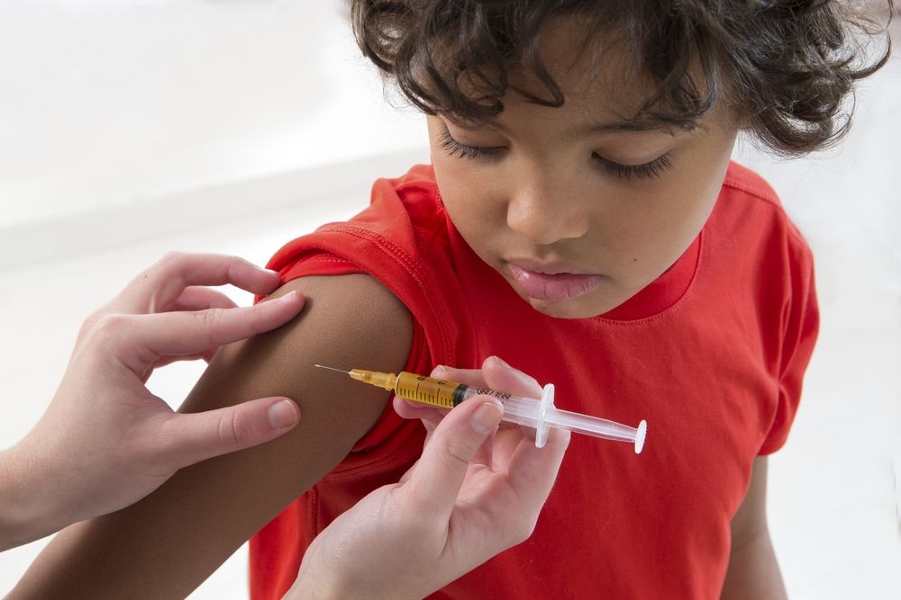 Uma das medidas propostas a discussão passa por alargar a vacina do HPV aos rapazes, uma das recomendações feitas pela Sociedade Portuguesa de Pediatria para 2015-16  [Foto: Shutterstock]