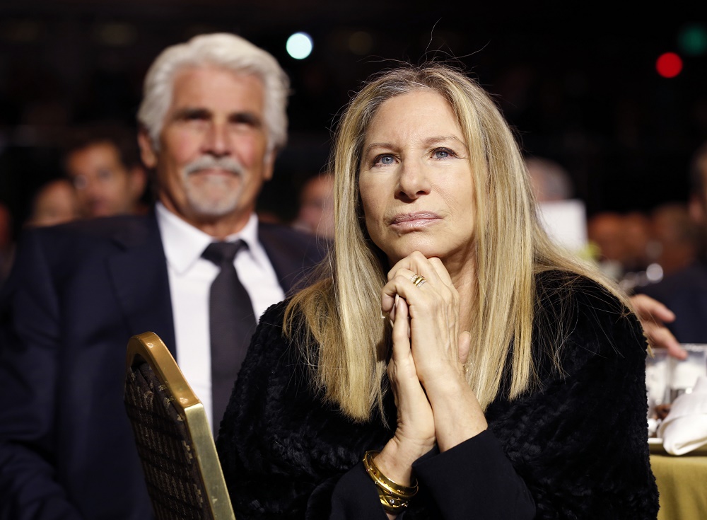 A cantora e atriz Barbra Streisand e o marido (em segundo plano)