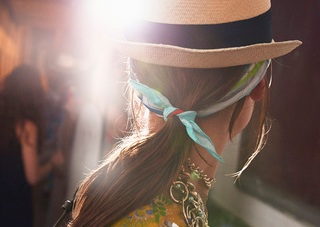 Aprenda a fazer o penteado que as modelos da Chanel usaram no desfile mais falado do momento, em Cuba.