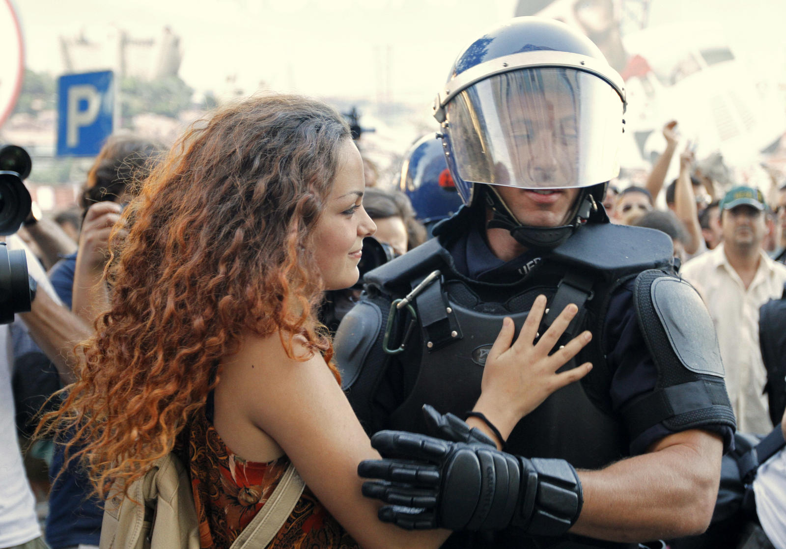 Adriana Xavier abraça um polícia na manifestação de 15 de Setembro de 2012, em Lisboa, contra a troika e o governo de coligação PSD/CDS