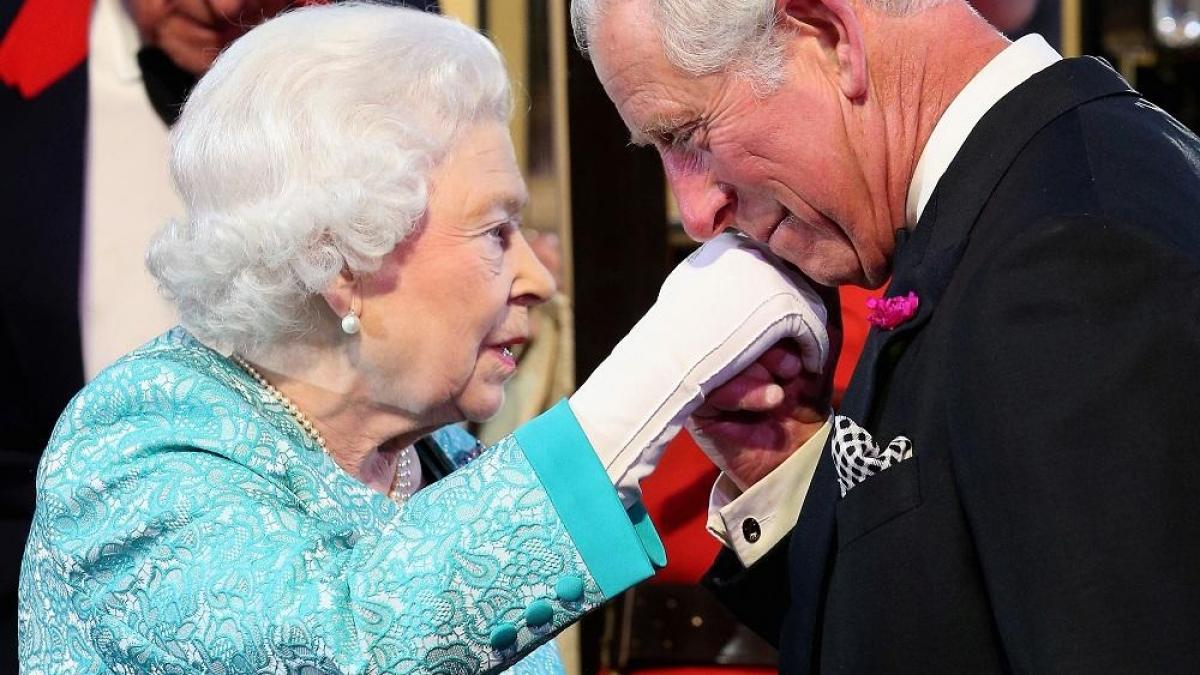 O príncipe Carlos recebe a mãe, a rainha Isabel II