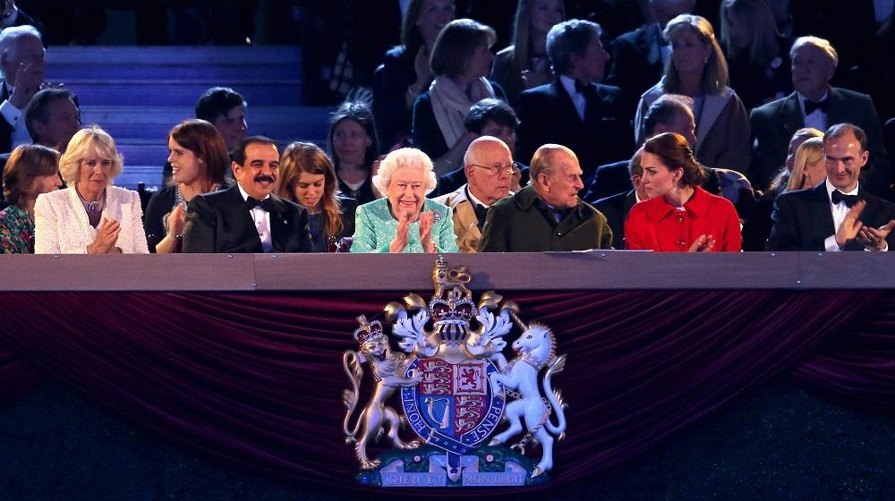 A rainha assiste ao espetáculo na companhia de Camilla Parker-Bowles, do príncipe Filipe e de Kate Middleton