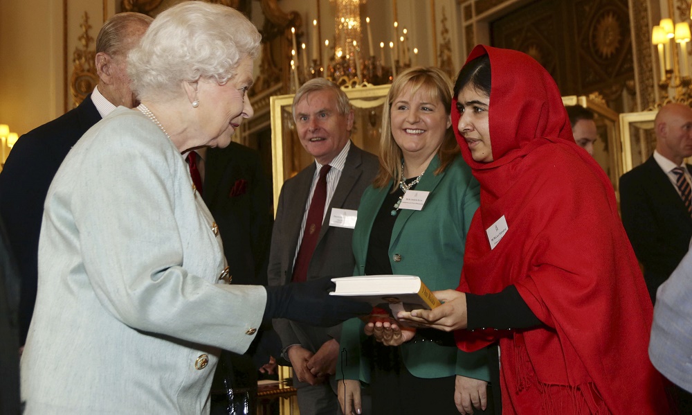 Isabel II e Malala Yousafzai