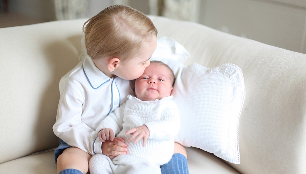 A fotografia oficial do príncipe George e da irmã, a princesa Charlotte