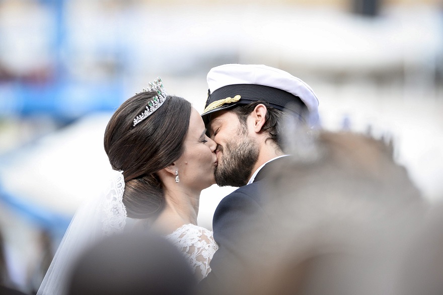 O primeiro beijo em público após o casamento