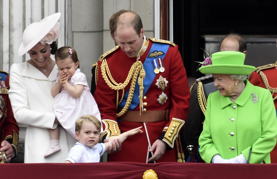 Kate, com a princesa Charlotte ao colo, o príncipe George, William e a Rainha