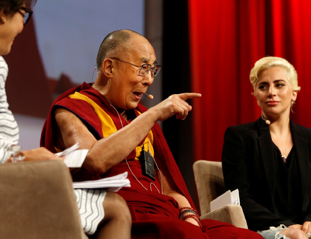 Dalai Lama e a cantora Lady Gaga (Fotografia Chris Bergin/Reuters)