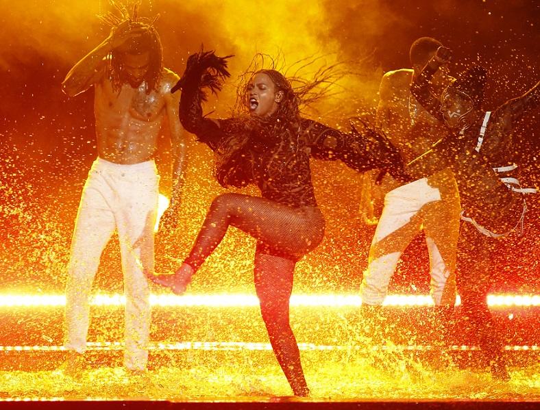 Beyoncé cantou e dançou de forma eletrizante