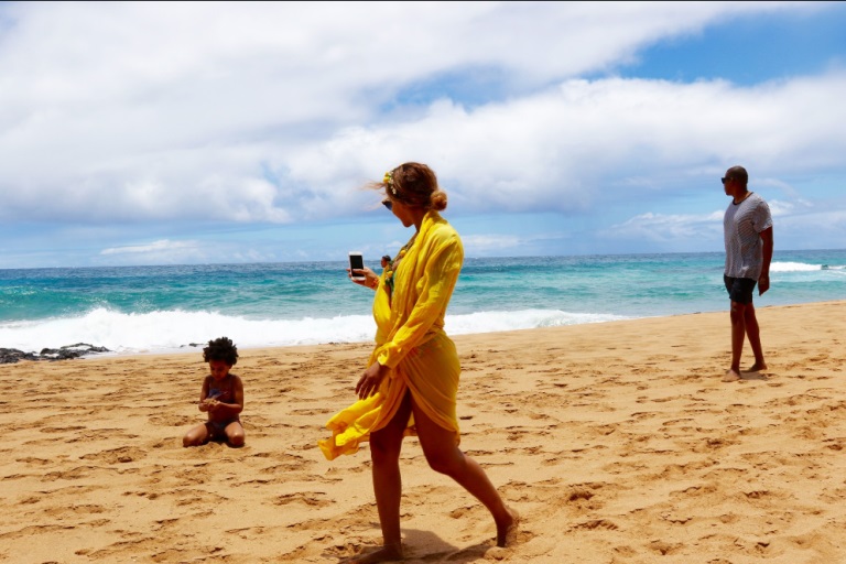 Beyoncé tirou fotografias à filha a brincar na areia