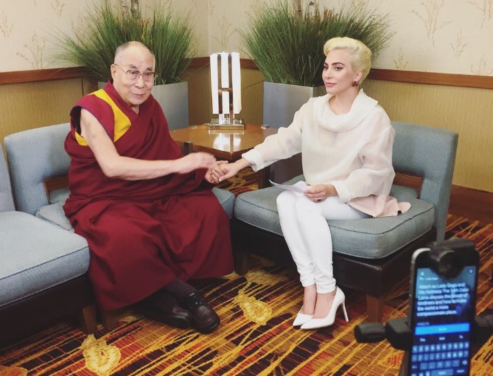 Dalai Lama e Lady Gaga juntos em conferência nos EUA