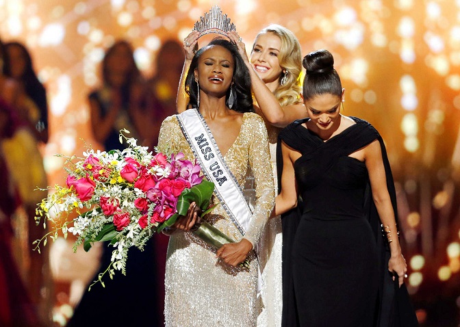 A receber a coroa de Miss EUA 2016