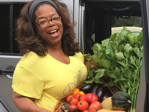 Oprah gosta de colher legumes da sua horta