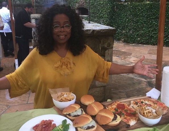 Oprah não resiste a comida típica americana