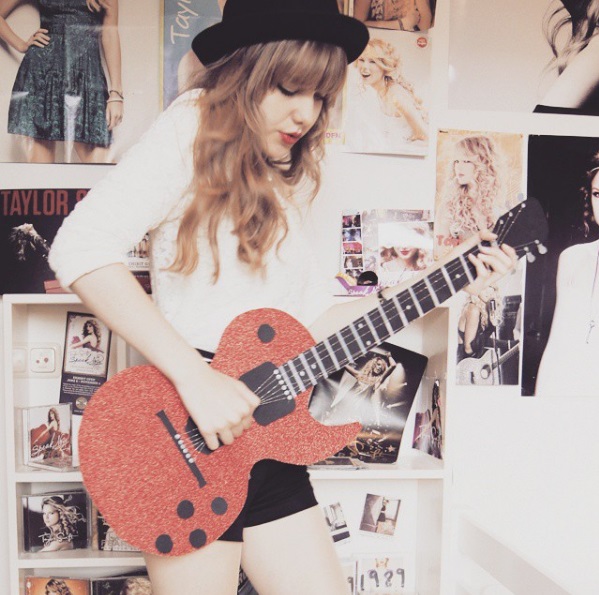 Chapéu, guitarra e calções bem ao estilo de Taylor Swift