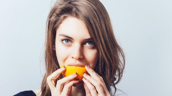 1 Mulher comer laranja