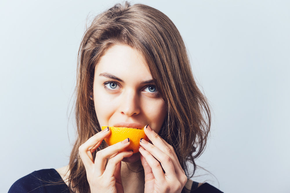1 Mulher comer laranja