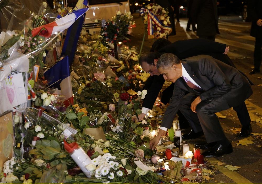 U.S. President Obama and French President Hollande pay their respect at the Bataclan concert hall in Paris