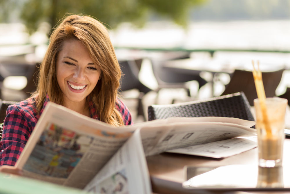 6 Mulher ler jornal