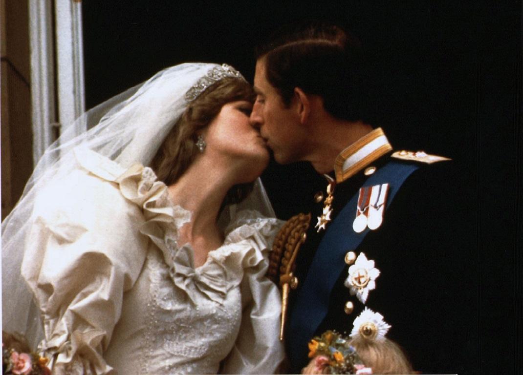 Um dos momentos mais aguardados no dia do casamentos do século - o beijo - 29 de julho de 1981 / Fotografia: Reuters