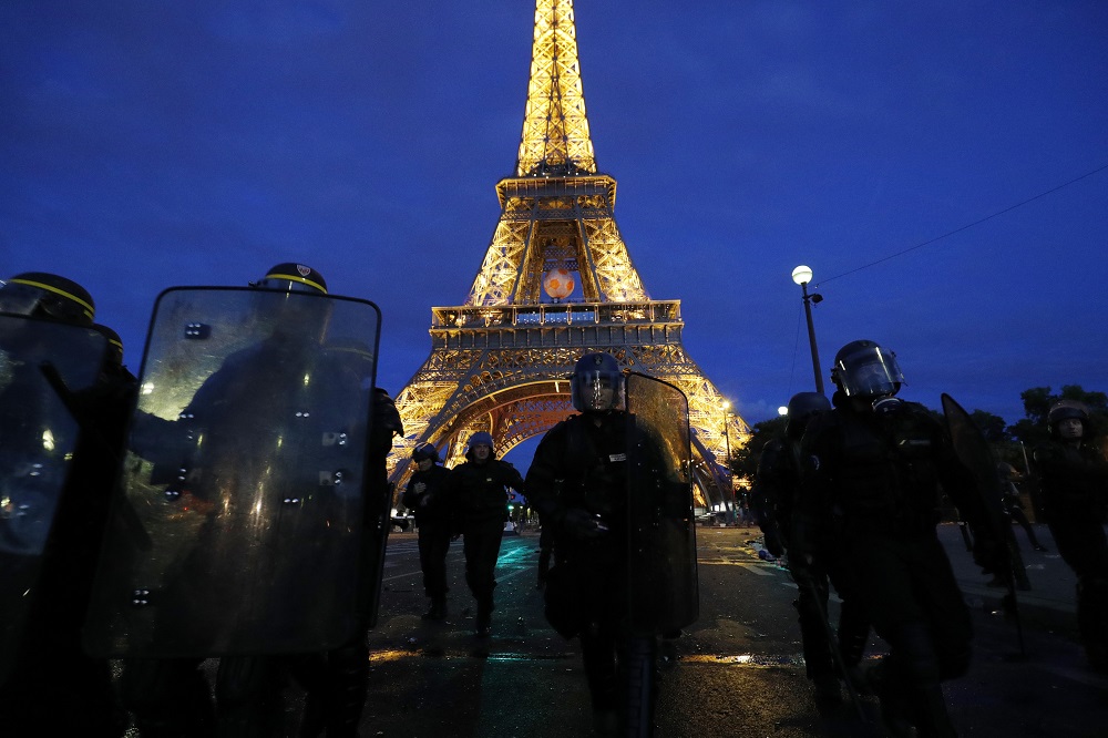 Polícia perto da Torre Eiffel
