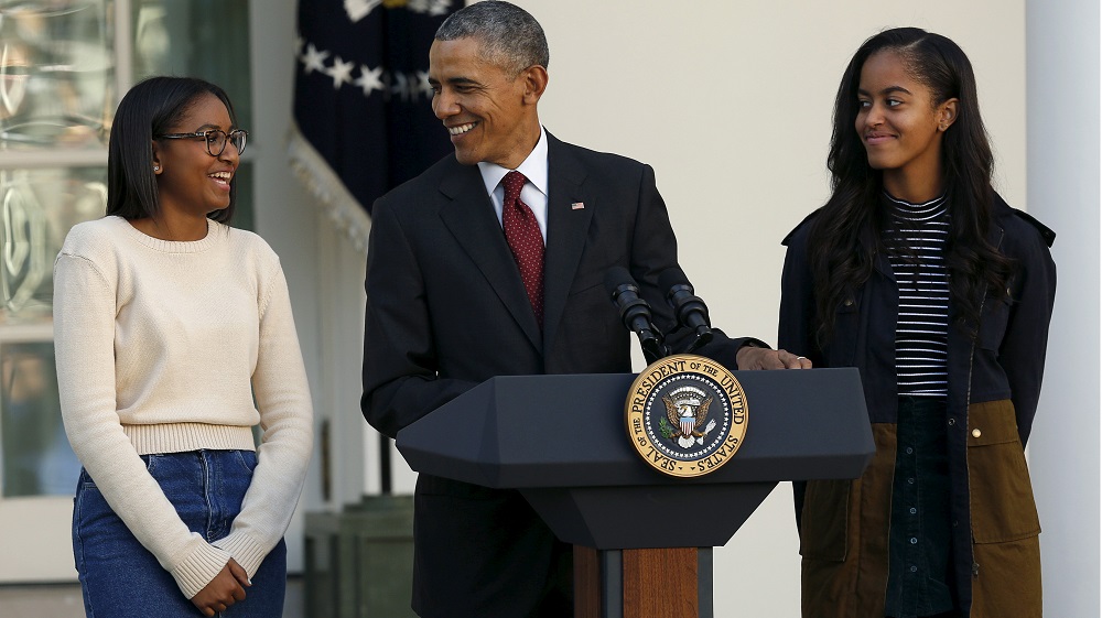 united-states-president-barack-obama-along-daughters-sasha-malia