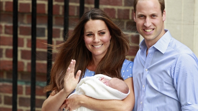 Príncipe William e Kate Middleton à saída do Hospital de St. Marry (Londres), já com George ao colo. | Fotografia: Reuters