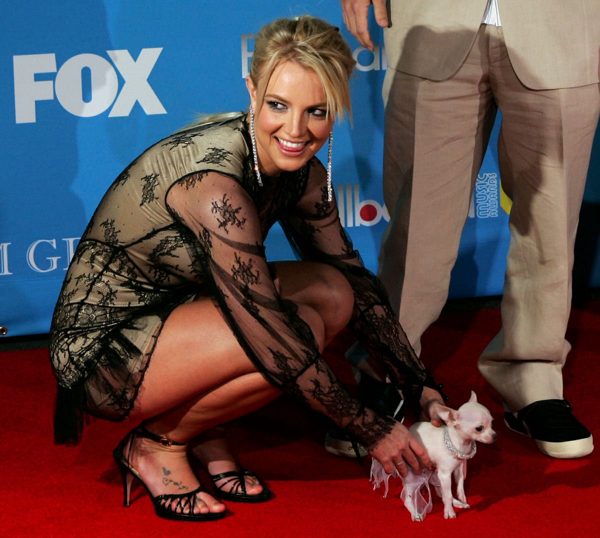 Singer Britney Spears arrives with her dog at the MGM Grand Garden Arena for the 2004 Billboard Musi..