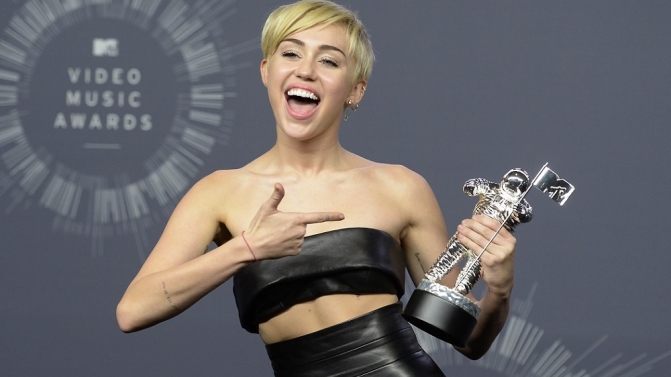 Singer Miley Cyrus poses backstage after winning Video of the Year for “Wrecking Ball” during the 2014 MTV Video Music Awards in Inglewood