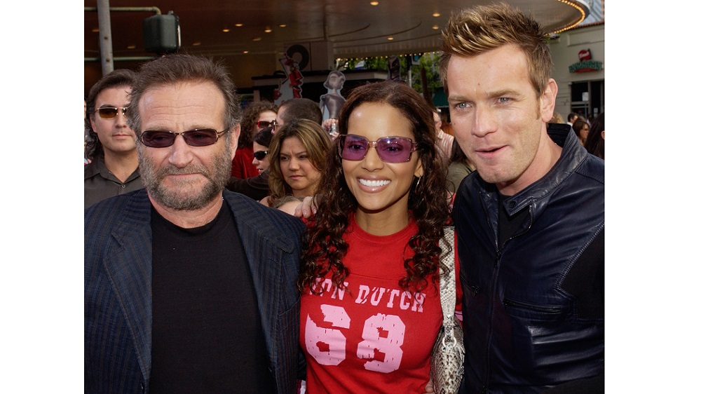 Cast embers Robin Williams, Halle Berry and Ewan McGregor pose at premiere of “robots” in Los Angeles.