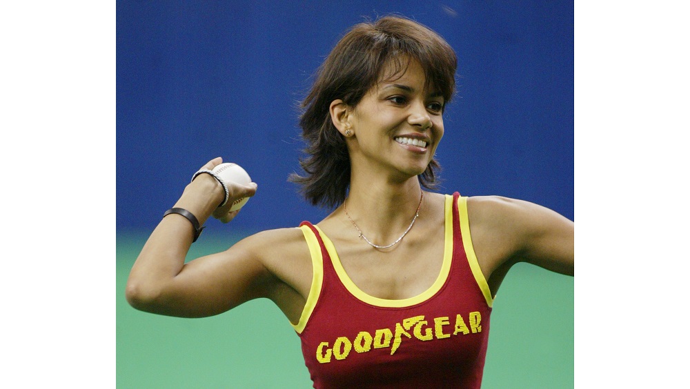 FILE PHOTO OF HALLE BERRY THROWING OUT BALL AT MONTREAL EXPOS GAME.