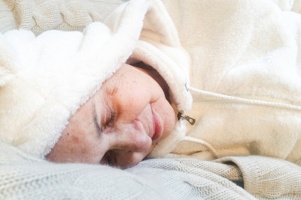 Marisa Vesco sorri enquanto encosta o rosto ao peito da neta, a fotógrafa Gaia Squarci (Foto: REUTERS/Gaia Squarci)