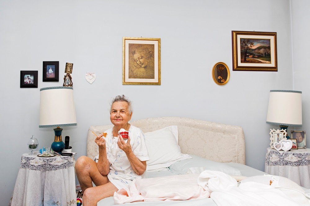 Marisa Vesco a comer gelado na sua cama (30 de junho de 2015). Nos últimos meses de vida, ela perdeu o apetite; comer gelado era um dos seus poucos prazeres (Foto: REUTERS/Gaia Squarci)