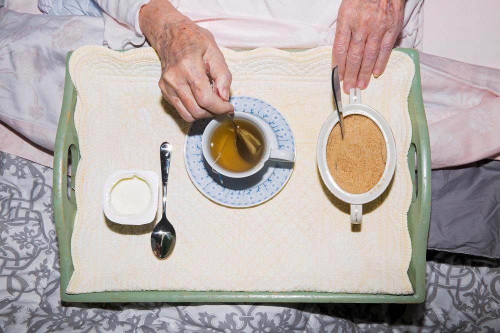 Marisa Vesco a tomar o pequeno almoço na cama. Nos últimos meses de vida, ela perdeu praticamente o apetite (Foto: REUTERS/Gaia Squarci)
